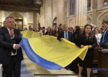 30-метровий прапор України розгорнули у соборі Святого Патрика у Нью-Йорку