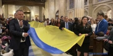 30-метровий прапор України розгорнули у соборі Святого Патрика у Нью-Йорку