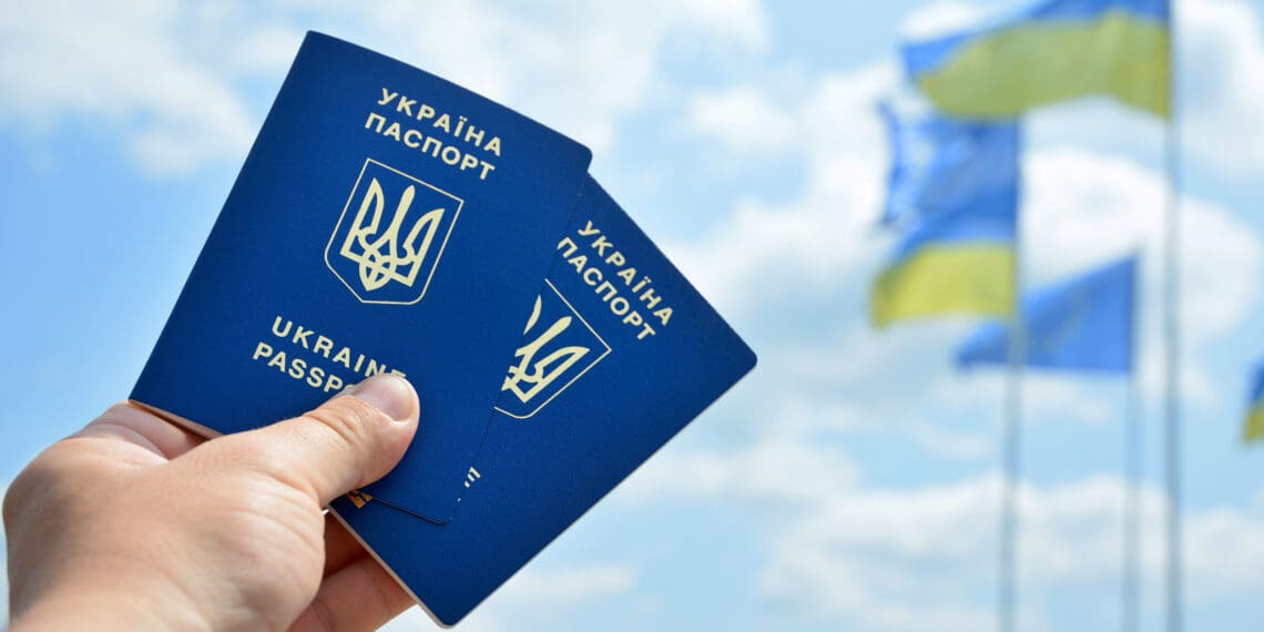 Українці оформили близько 600 тисяч паспортів, перебуваючи за кордоном після 24 лютого 2022 року