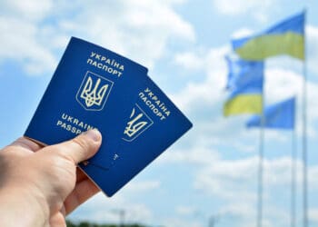 Українці оформили близько 600 тисяч паспортів, перебуваючи за кордоном після 24 лютого 2022 року