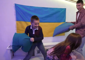 Родина у США після довгих спроб усиновити з України дівчинку, стала опікуном 18-річного сироти (ВІДЕО)