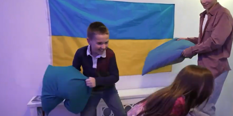 Родина у США після довгих спроб усиновити з України дівчинку, стала опікуном 18-річного сироти (ВІДЕО)