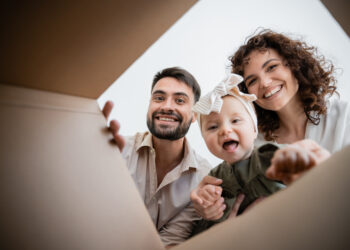 Як отримати “пакунок малюка”, якщо дитина народилася за кордоном: інструкція