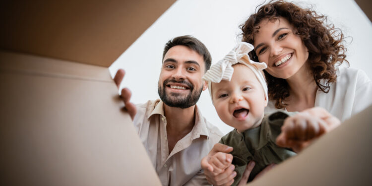 Як отримати “пакунок малюка”, якщо дитина народилася за кордоном: інструкція