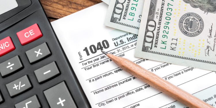 Як українцям платити податки за кордоном