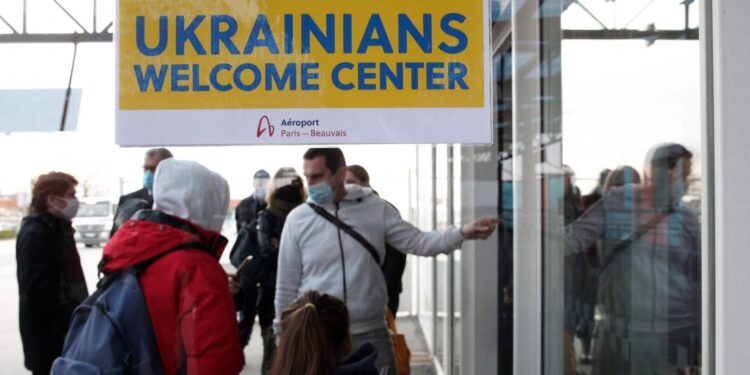 Толерантність українців до тих, хто виїхав за кордон, є досить високою, – соціолог Паніотто