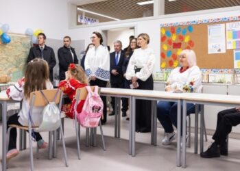 Зеленська передала суботній школі у Словенії техніку та літературу