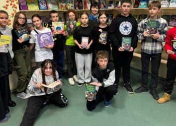 Бібліотеці українського освітнього центру в Ризі передали українські книжки