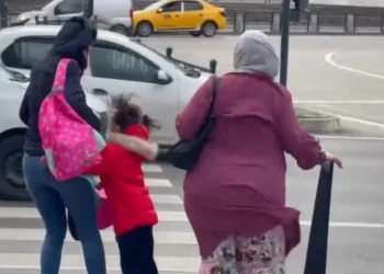 Туреччину накрила негода: вітер збиває дітей з ніг