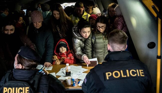 Чехія отримує більше від українських біженців, ніж витрачає на них: дані Мінпраці
