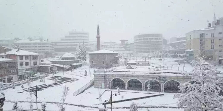 Внаслідок сильних снігопадів у Туреччині закривають школи, є загиблий та постраждалі