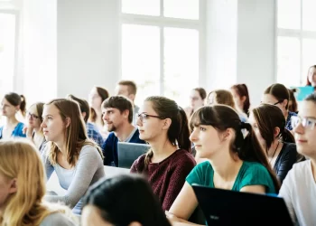 “Припиніть закликати молодь їхати! Наші діти не повернуться ніколи!” Доцентка кафедри української мови звернулася до шкіл та університетів