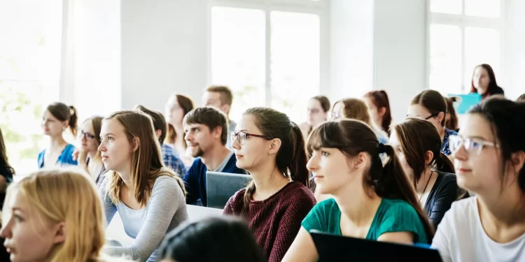 “Припиніть закликати молодь їхати! Наші діти не повернуться ніколи!” Доцентка кафедри української мови звернулася до шкіл та університетів