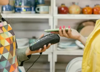 Тепер українці в ЄС можуть знімати гроші на касах магазинів без комісії: як це зробити