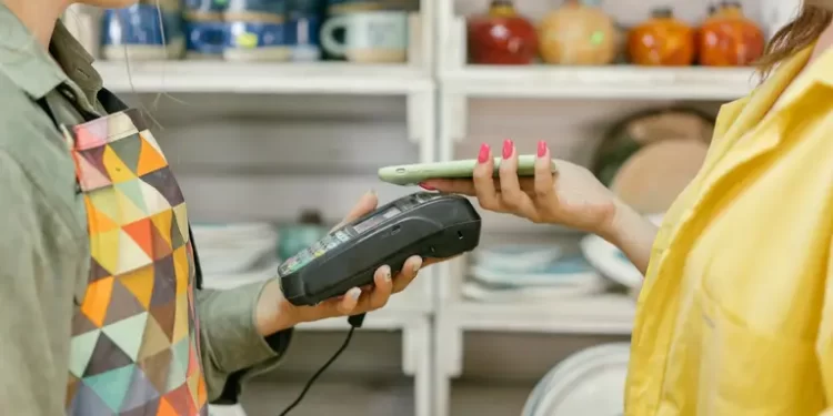 Тепер українці в ЄС можуть знімати гроші на касах магазинів без комісії: як це зробити