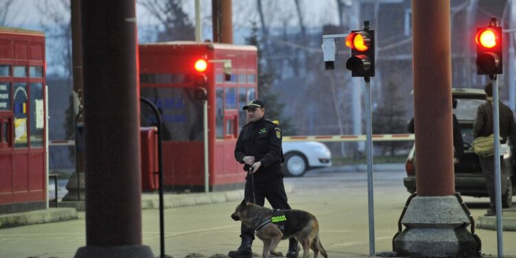 На кордоні з Молдовою та Румунією призупинено пропускні операції