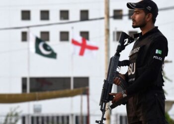 Українців закликають уникати місць скупчення людей у Пакистані: що трапилося