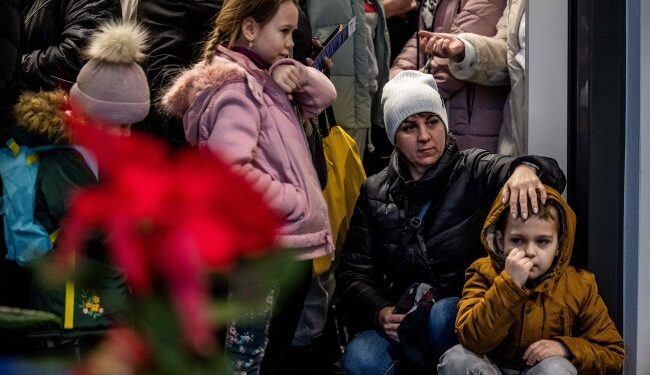 Зменшення виплат і нові дозволи на перебування. Які зміни чекають біженців у 2025 році