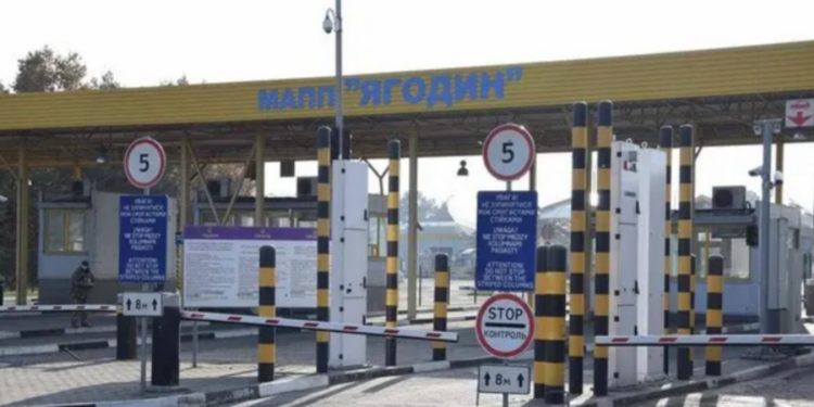 Українців без транспорту не пускають через кордон: які пункти пропуску закриті для пішоходів