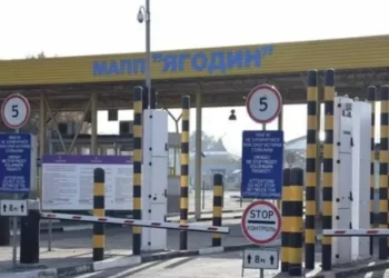 Без транспорту українців через кордон не пускають: які пункти пропуску закриті для пішоходів