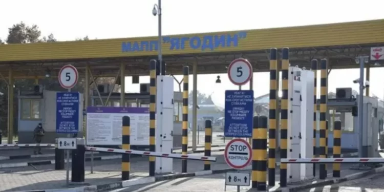 Без транспорту українців через кордон не пускають: які пункти пропуску закриті для пішоходів