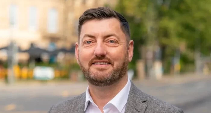 Натякав на секс у переписках. Українські біженки звинувачують топчиновника Шотландії у домаганнях