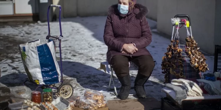 Деяким українцям можуть припинити виплату пенсій: хто у списку