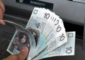 Скільки грошей переказують українці з Польщі: офіційні дані