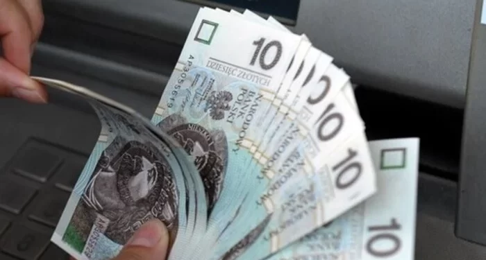 Скільки грошей переказують українці з Польщі: офіційні дані