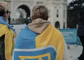 Опитування показало, скільки молоді в Україні хоче виїхати за кордон і які головні мотиви