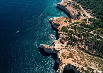 Грецький острів пропонує стипендію за переїзд туди: які умови