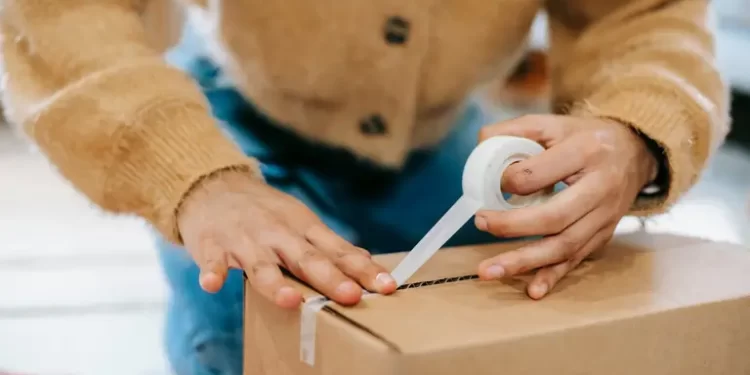 Можуть розвернути за листівку: як відправити посилку в Канаду