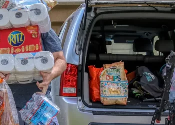 Закрутки, ікру і не тільки: чи можна перевозити через кордон продукти з України