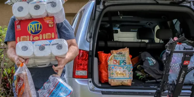 Закрутки, ікру і не тільки: чи можна перевозити через кордон продукти з України