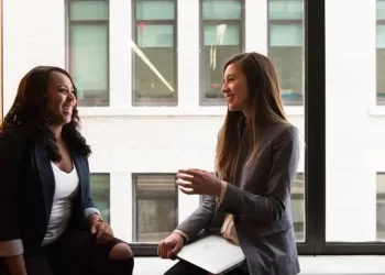 Як вітатися, знайомитися та прощатися польською: найнеобхідніші фрази