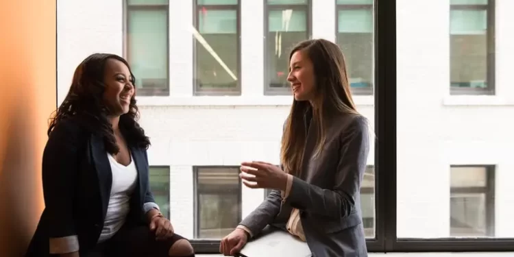 Як вітатися, знайомитися та прощатися польською: найнеобхідніші фрази