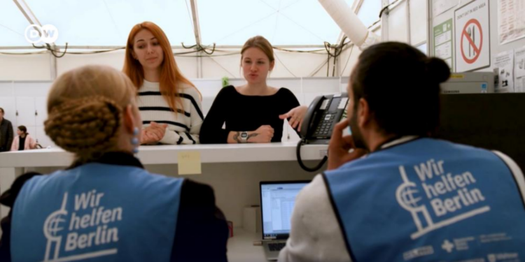 Як українці живуть у колишньому аеропорту “Тегель” у Берліні