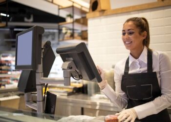 Різниця чимала. Які зарплати пропонують в Україні та Польщі на популярних вакансіях