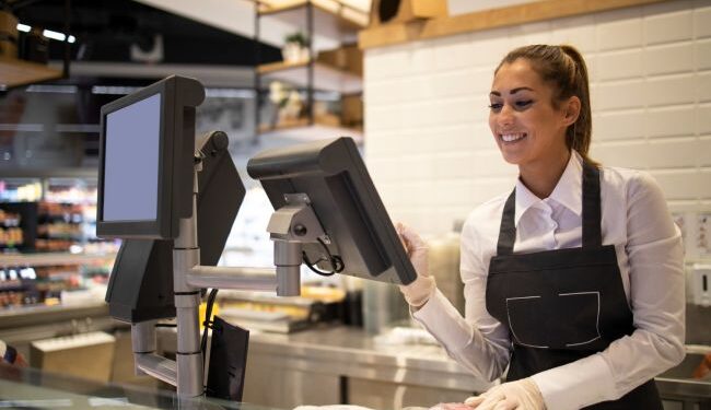 Різниця чимала. Які зарплати пропонують в Україні та Польщі на популярних вакансіях