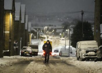 У Британії через сильні снігопади затримуються десятки потягів і авіарейсів