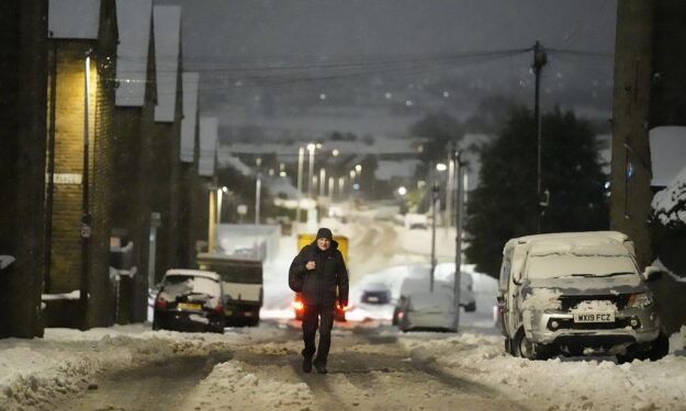 У Британії через сильні снігопади затримуються десятки потягів і авіарейсів