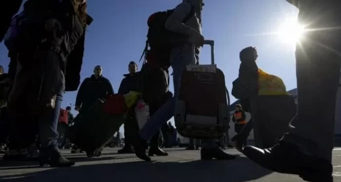 Одна з популярних країн змінила правила для українських біженців