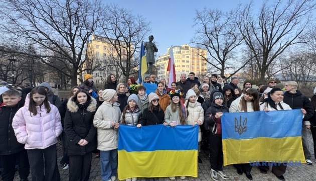 У Варшаві утворили «Ланцюг єдності» до Дня злуки УНР та ЗУНР