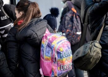 Politico: Україна намагається повернути своїх біженців з Німеччини. Цьому мають посприяти “центри єдності”