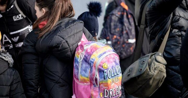 Politico: Україна намагається повернути своїх біженців з Німеччини. Цьому мають посприяти “центри єдності”