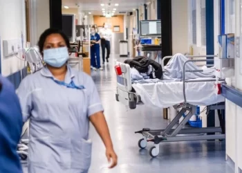 Черги по 50 годин: лікарні Британії не можуть впоратись із кількістю хворих