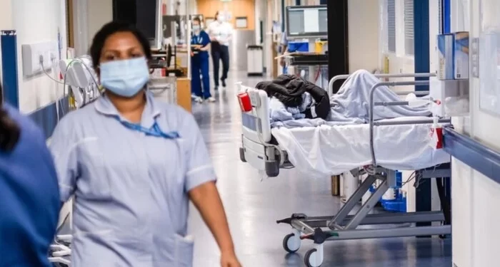 Черги по 50 годин: лікарні Британії не можуть впоратись із кількістю хворих