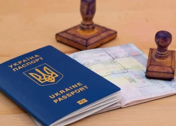 Українцям за кордоном пообіцяли видати паспорти скрізь, де вони “застрягли”, – ОП