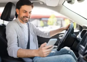 Яка різниця між електронною “Зеленою картою” та паперовою: пояснення