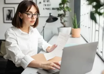 Які документи слід оновити українцям у Польщі у 2025 році: перелік